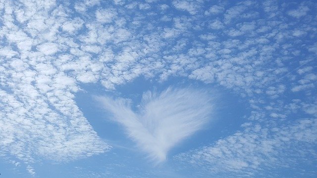 ハート型の不思議な雲が浮かぶ