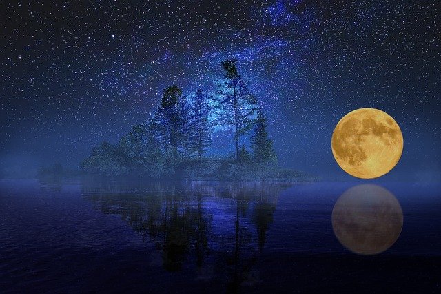 夜の湖と近くにある月