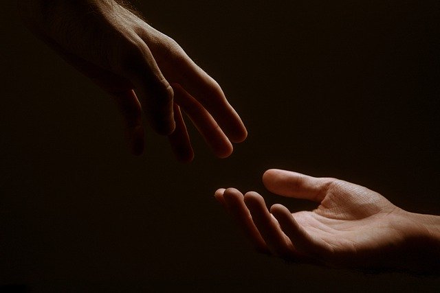 暗がりで触れる手